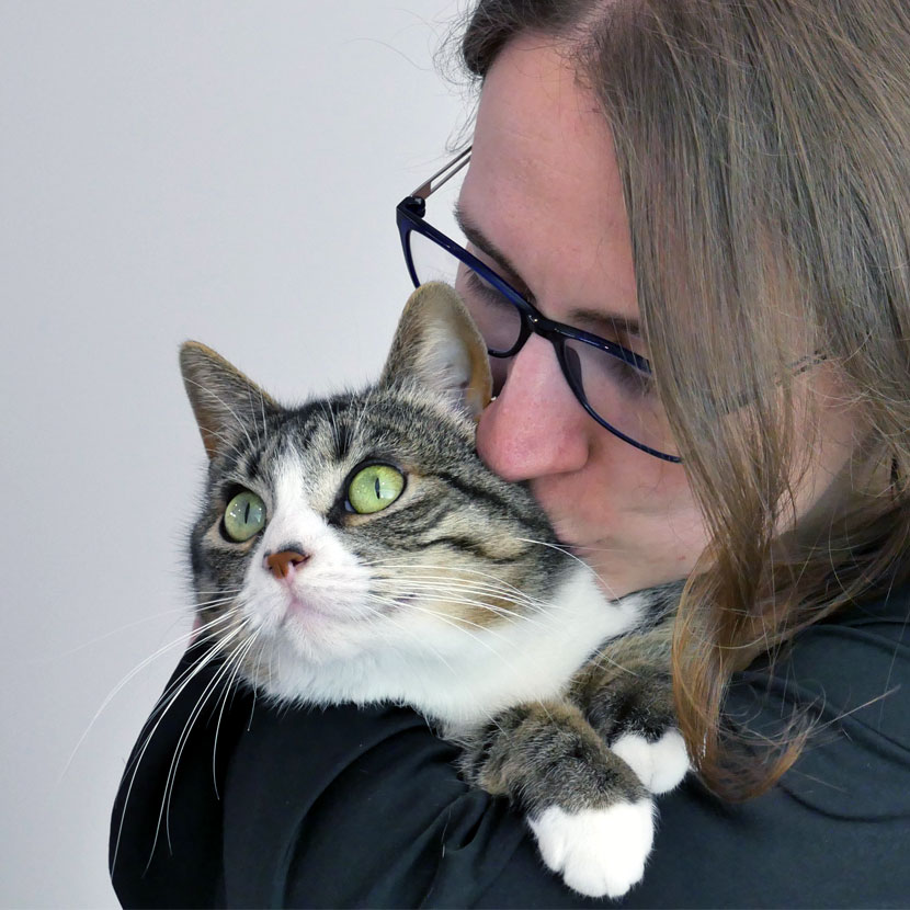 Alexandra Ricque avec son chat Lilou